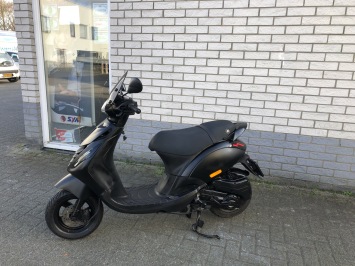 DIKKE PIAGGIO ZIP SP 45 4-TAKT MAT ZWART BROM BJ2012 7000KM