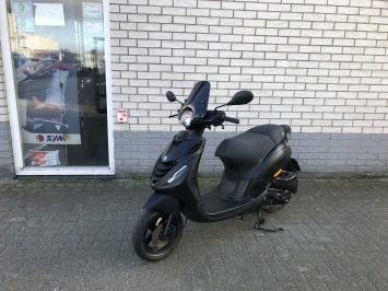 DIKKE PIAGGIO ZIP SP 45 4-TAKT MAT ZWART BROM BJ2012 7000KM